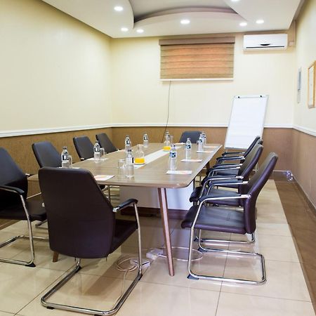 Crossroads Hotel ليلونغوي المظهر الخارجي الصورة