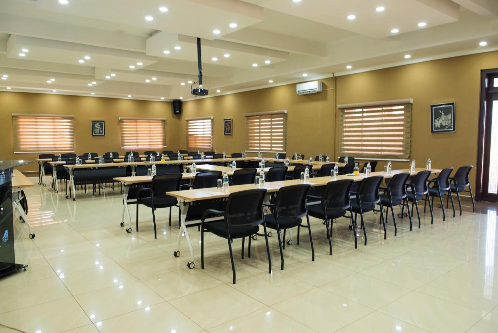 Crossroads Hotel ليلونغوي المظهر الخارجي الصورة
