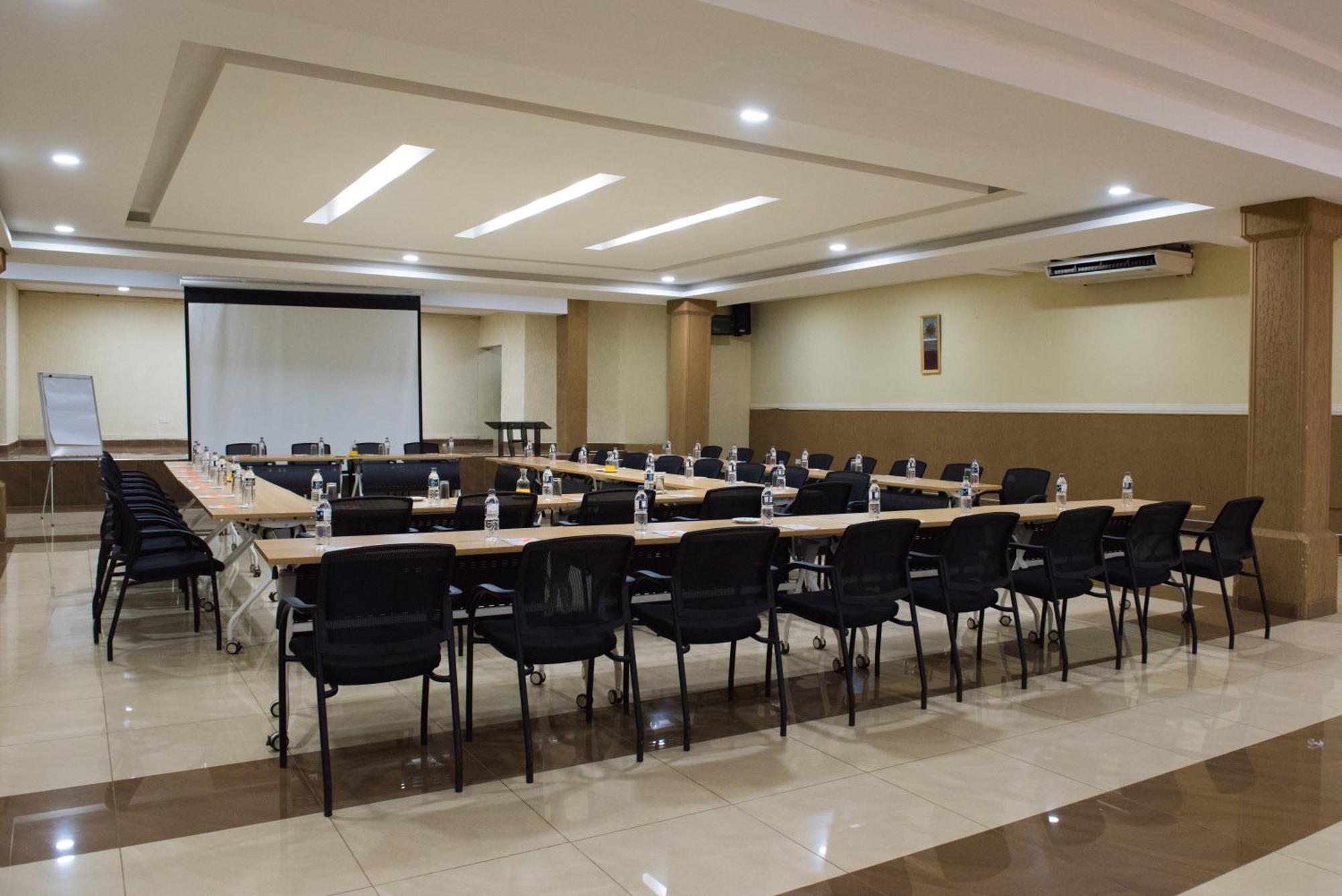 Crossroads Hotel ليلونغوي المظهر الخارجي الصورة