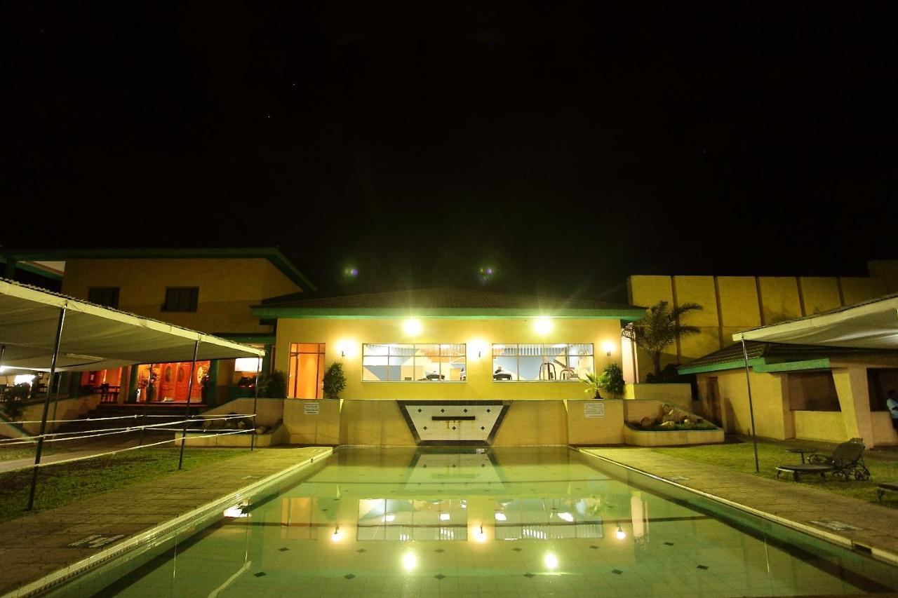 Crossroads Hotel ليلونغوي المظهر الخارجي الصورة