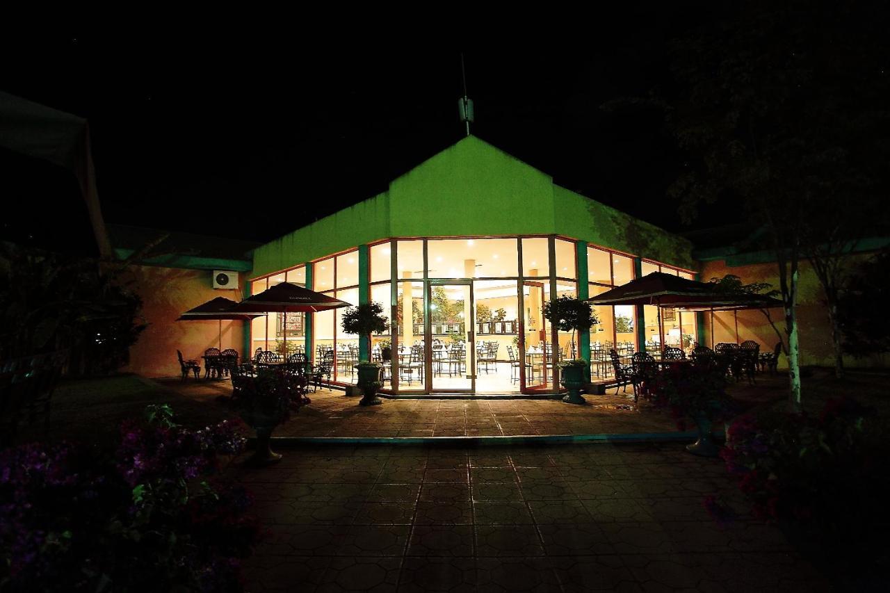 Crossroads Hotel ليلونغوي المظهر الخارجي الصورة