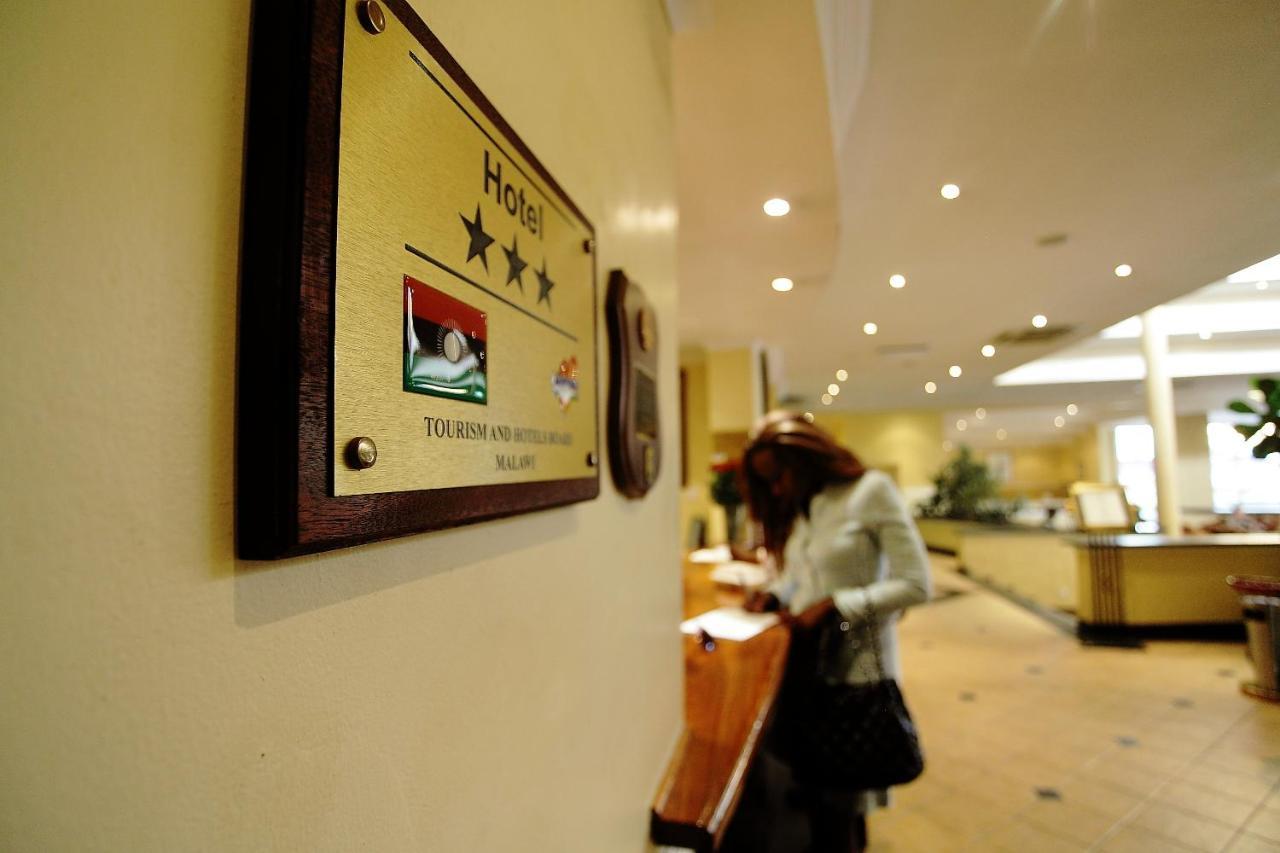 Crossroads Hotel ليلونغوي المظهر الخارجي الصورة