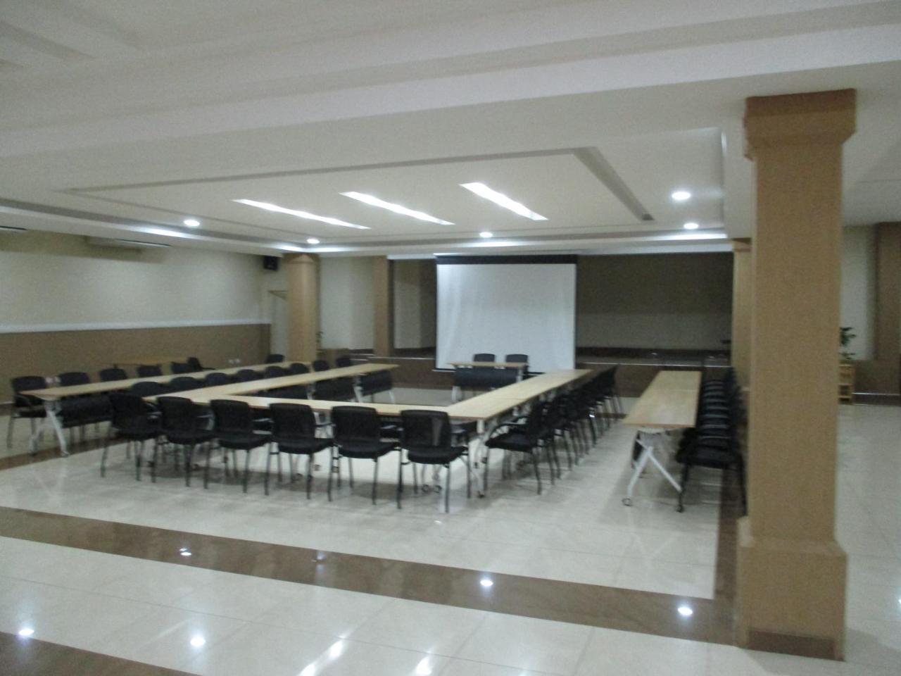 Crossroads Hotel ليلونغوي المظهر الخارجي الصورة