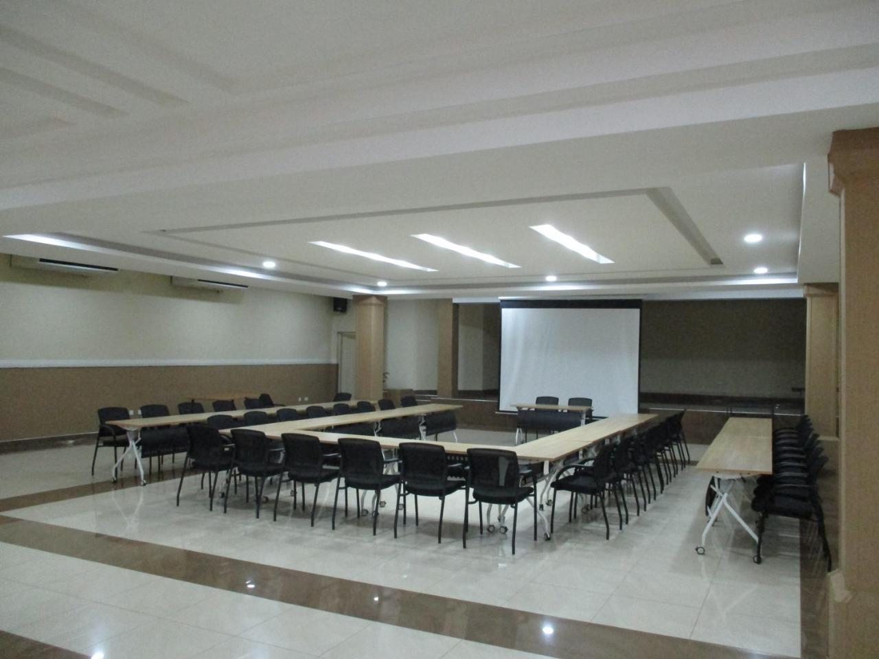Crossroads Hotel ليلونغوي المظهر الخارجي الصورة