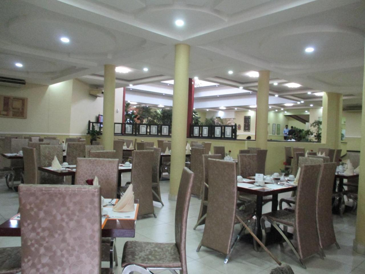 Crossroads Hotel ليلونغوي المظهر الخارجي الصورة