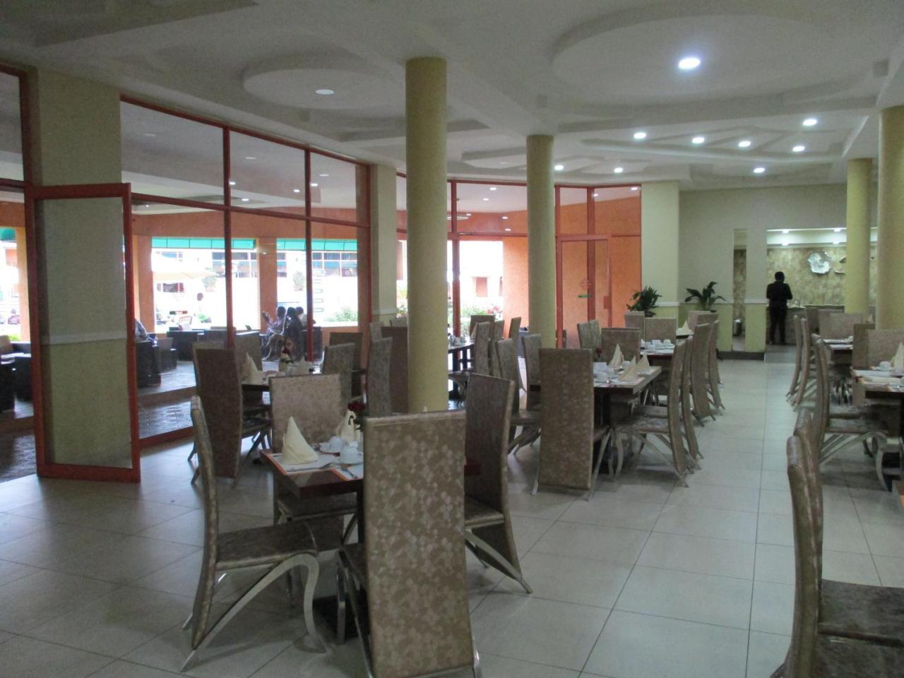Crossroads Hotel ليلونغوي المظهر الخارجي الصورة